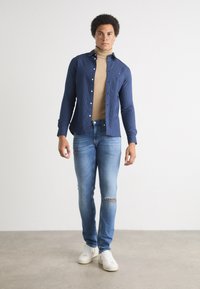 Tommy Jeans SCANTON SLIM - Vaqueros slim fit - denim medium