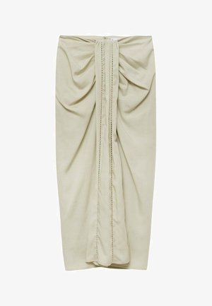 Beige, midi-lange rok van zacht stof met een gedrapeerd ontwerp, centrale plooi en zichtbare stikdetails. Er zijn geen sluitingen aanwezig.