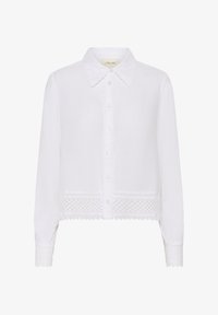 Camisa blanca de manga larga con cuello con solapa, botones al frente, tela texturizada y detalle de encaje en el dobladillo y los puños.