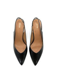 Zapatos slingback de cuero negro con punta puntiaguda, lados abiertos y un acabado suave, con una plantilla de color marrón claro que presenta el logo de la marca.