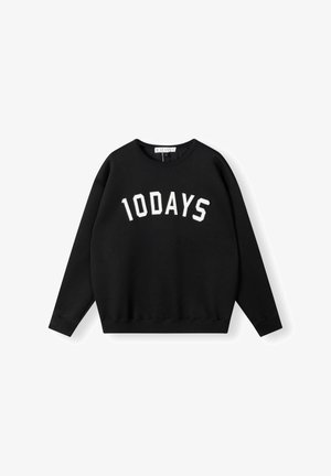 Der schwarze Pullover hat einen Rundhalsausschnitt, lange Ärmel und ein weißes "10 DAYS"-Grafikdesign auf der Brust. Er besteht aus weichem Stoff und hat eine lockere Passform.