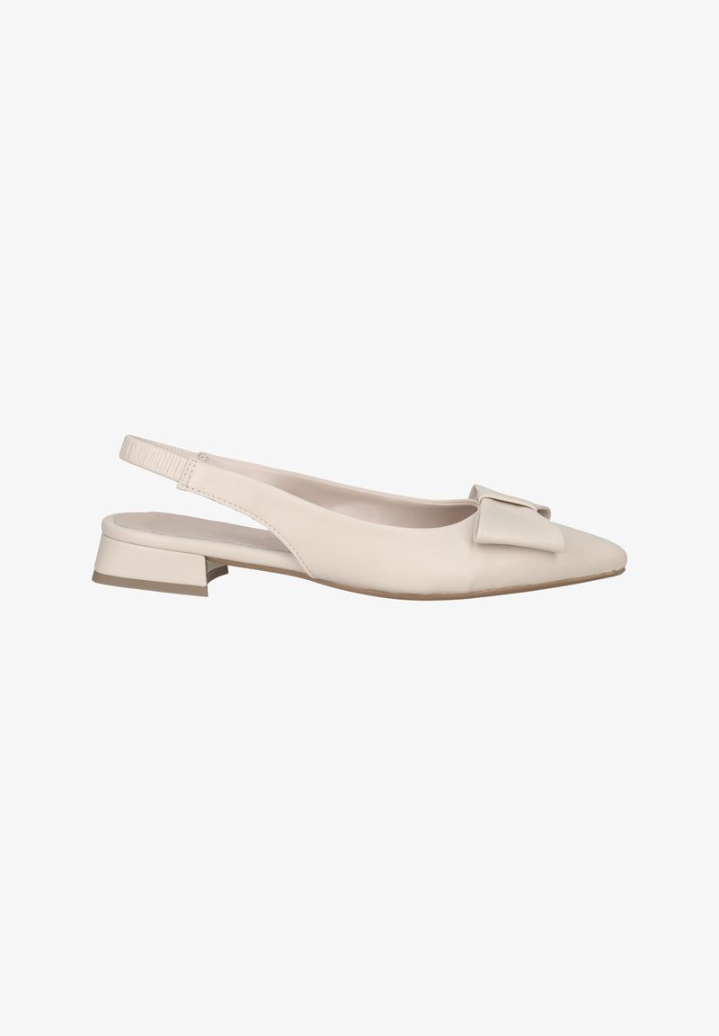 Beige Slingback-Flats aus glattem Leder mit spitzem Kopf. Mit einer dekorativen Schleife vorne und einem niedrigen Blockabsatz.