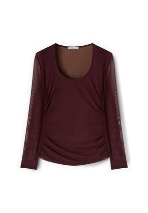 Długi rękaw ciemnoczerwonego topu z dekoltem w łódkę i marszczonymi bokami, wykonany z przejrzystego materiału na rękawach i gęstej tkaniny na korpusie.