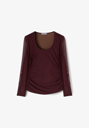 Długi rękaw ciemnoczerwonego topu z dekoltem w łódkę i marszczonymi bokami, wykonany z przejrzystego materiału na rękawach i gęstej tkaniny na korpusie.