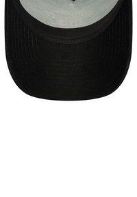 Gorra de béisbol negra con visera curvada y un interior gris claro. La tela es suave y presenta costuras visibles a lo largo de los bordes. Diseño simple sin patrones.