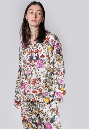 Bluse mit floralem Druck aus leichtem Stoff, verziert mit bunten Blumen und Schmetterlingen, langen Ärmeln und einer Knopfleiste.