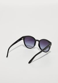 Ochelari de soare negri cu lentile rotunde, în gradient de la violet închis la violet deschis. Au un cadru elegant, lucios și brațe drepte, subțiri.