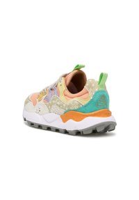 Mehrfarbiger Sportschuh mit einem Obermaterial aus Mesh in Kombination mit grünen, orangefarbenen und beige Akzenten, strukturierten Paneelen und einem mehrzeiligen Schnürsystem.