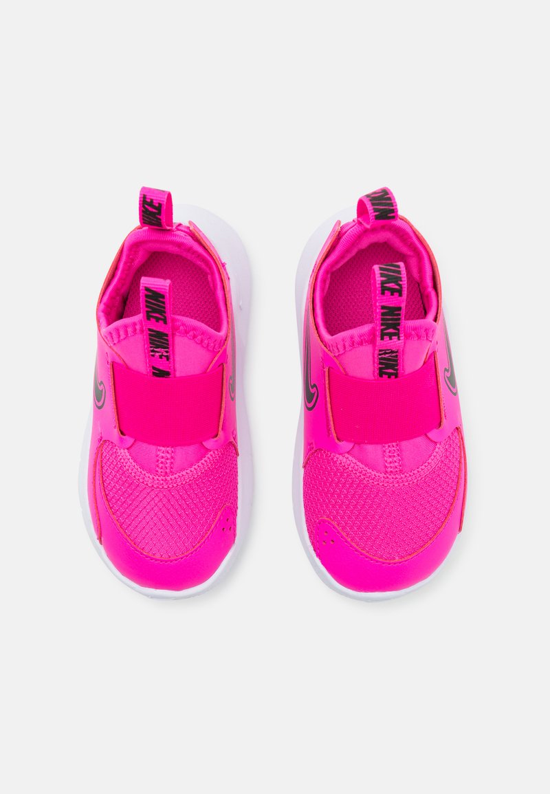 Baskets de sport roses avec une tige en maille, une bande élastique et un détail de logo. Conception légère avec une semelle blanche et une languette pour un enfilage facile.