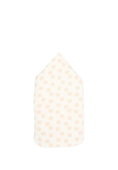 Couverture d'emmaillotage pour bébé blanche avec un motif de fleurs orange clair, pliée pour former une capuche pointue.