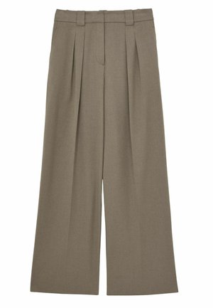 Pantaloni largi într-o nuanță caldă de taupe, cu o față plată, plisaje și un design croit, fabricați dintr-un material neted cu o textură moale.