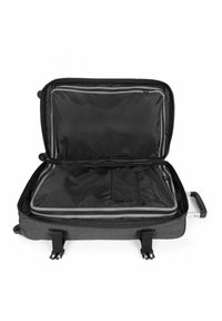 Svart tygresväska med en öppen design, som har ett rymligt inre, en nätficka och grå trim längs kanterna.