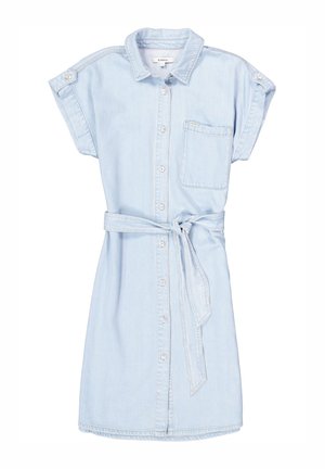Vestido de mezclilla azul claro con un frente abotonado, mangas cortas enrolladas, un bolsillo en el pecho y un cinturón atado en la cintura. Textura suave.