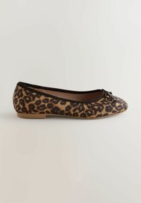 Baletní lodička z tkaniny s leopardím vzorem, s kulatou špičkou, černým lemem a malou mašlí vpředu. Plná gumová podrážka.