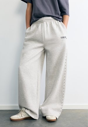 PULL&BEAR WIDE-LEG WITH GRAPHIC AND STUDS - JOGGER TROUSERS - Pantalon de survêtement - light grey