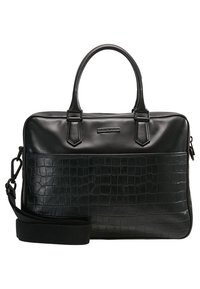 Czarna skórzana teczka z fakturą krokodyla na przedniej kieszeni, podwójnymi uchwytami, odpinanym paskiem na ramię oraz małym metalowym logo marki.