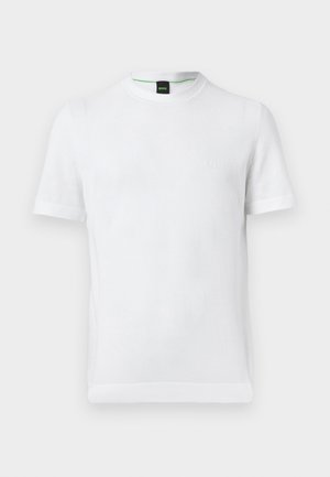 T-shirt blanc à manches courtes et col rond avec un logo discret "BOSS" sur la poitrine et un détail vert à l'intérieur du col, sur un fond uni.