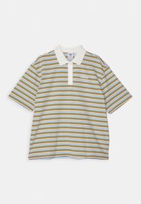 Polo à manches courtes Adidas avec des rayures horizontales bleu pastel, moutarde, blanc et noir, et un col et une patte de boutonnage blancs.