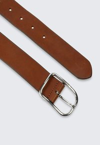 Brauner Ledergürtel mit glatter Textur, ausgestattet mit einer silbernen Metallschnalle und mehreren Verstelllöchern entlang seiner Länge.