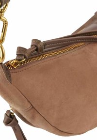 Borsa in suede marrone con zip dorata, forma rotonda e tracolla staccabile. Texture liscia con dettagli di design minimalisti.