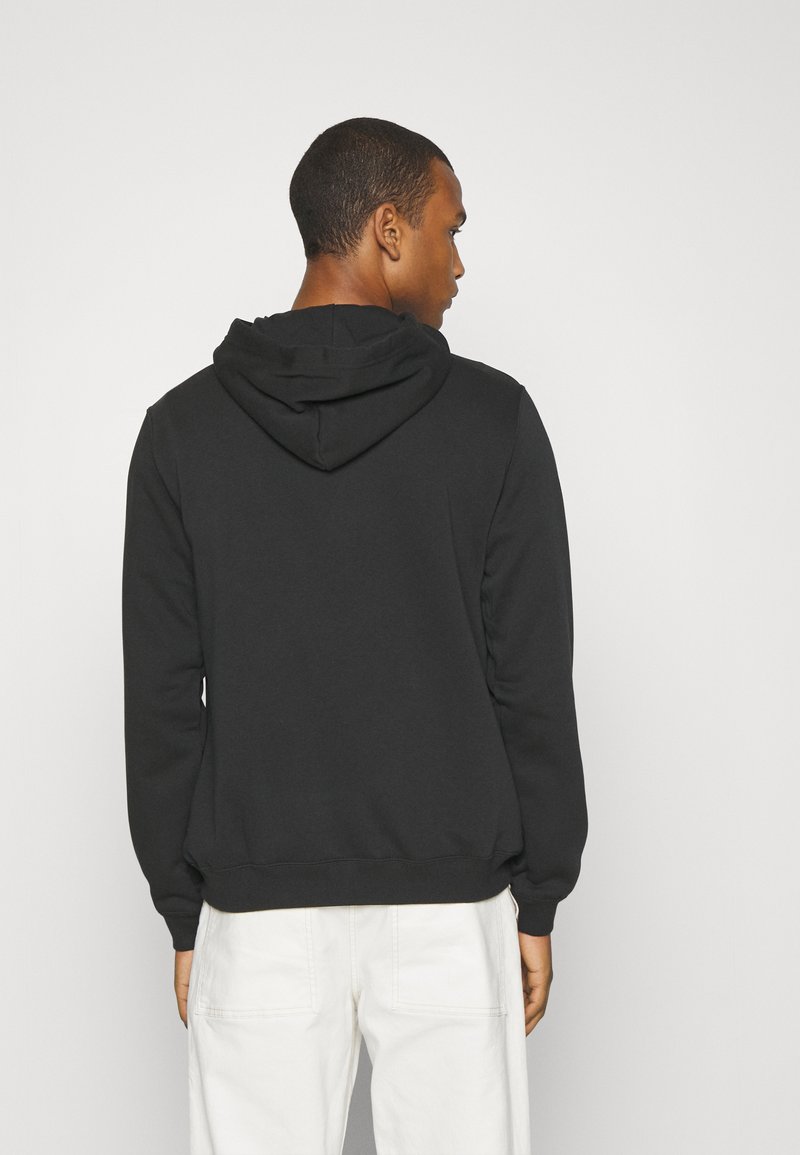 Czarna bluza z kapturem, z długimi rękawami. Gładka faktura, ściągacze przy rękawach i u dołu. Luźny fason, z dużym kapturem na plecach.