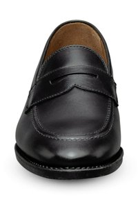 Mocassins en cuir noir avec bout arrondi, couture décorative et design à enfiler. Texture lisse avec des accents minimaux.