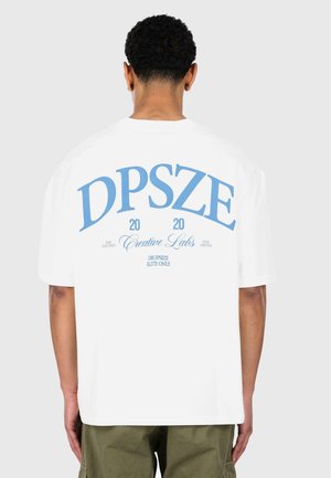 Weißes Baumwoll-T-Shirt mit großen blauen Druckschriftzügen auf dem Rücken, mit "DPSZE," "2020," und "Creative Labs," sowie zusätzlichem kleinerem Text.