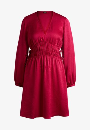 Fuksianen mekko pitkilla hihoilla, V-kaula-aukolla ja rypytetty vyötärö. Sisältää teksturoitua kangasta ja kiristysnauharakenteita vyötäröllä.