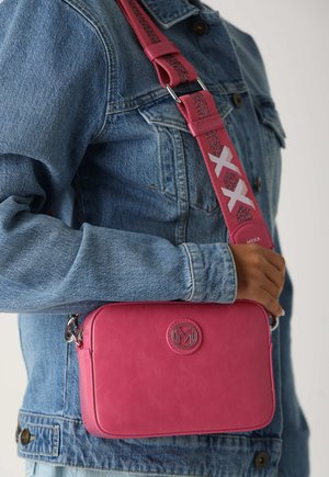 Borsa crossbody in pelle rosa con una texture liscia, caratterizzata da un patch con logo, una tracolla staccabile con dettagli e una forma rettangolare.