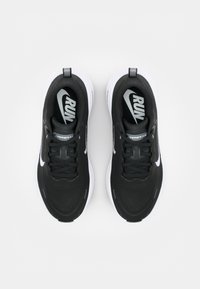 Nike Performance VOMERO PLUS - Tenisice za cestovno trčanje - black/white/cool grey/metallic dark grey/summit white