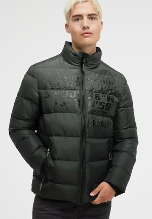 MIT DIP-DYE-EFFEKT UND LOGO PRINTS - Winter jacket - dark forest