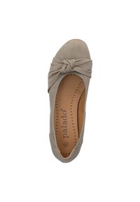 Graue flache Schuhe aus weichem Material, mit einem geknoteten Vorderdesign, runder Zehenpartie und einer gepolsterten Innensohle mit Perforationen.