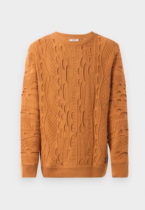 Pull en tricot orange avec des motifs texturés, encolure ronde et poignets côtelés. Présente un mélange de designs en relief et tissés.