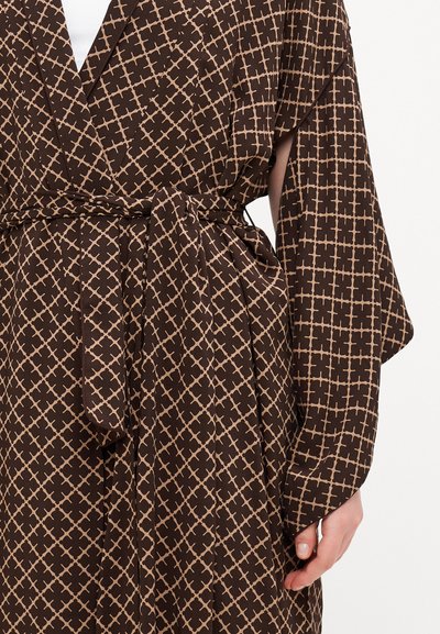 Vestido envolvente de color marrón con un diseño geométrico y una cuadrícula beige. Incluye un cinturón atado y mangas anchas para un ajuste holgado.