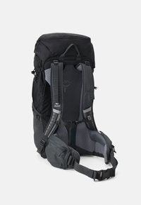 Rucsac negru cu spate din plasă căptușită, curele ajustabile, buzunare laterale și mânere superioare. Are un design elegant și un material rezistent.