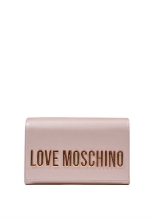 Billetera de cuero rosa con un acabado suave, que presenta letras doradas prominentes "LOVE MOSCHINO" en la parte frontal. Forma rectangular, sin detalles adicionales.
