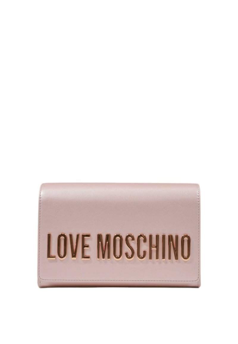 Portafoglio in pelle rosa con una finitura liscia, caratterizzato da una scritta dorata prominente "LOVE MOSCHINO" sul davanti. Forma rettangolare, senza ulteriori dettagli.