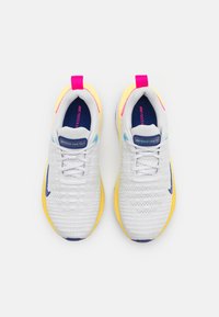 Nike Performance REACTX INFINITY  - Tenisice za cestovno trčanje - photon dust/deep royal blue/white-saturn gold/fierce pink/aquarius blue
