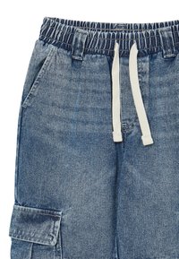 Pantaloni cargo in denim con vita elasticizzata, cordini crema, tasche laterali e un tessuto blu testurizzato con una finitura sbiadita.