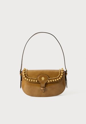Braune Lederhandtasche mit einer geschwungenen Form, verziert mit goldenen Nieten entlang der Oberseite, einem kurzen Riemen und einem Schnappverschluss.