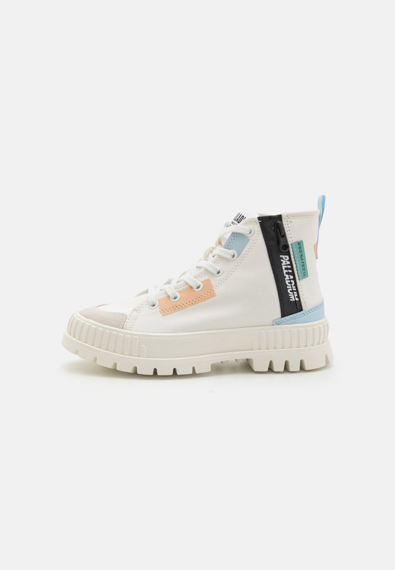Høye sneakers laget av lerret, med en hvit base og pastellblå og oransje detaljer, en svart glidelås og en kraftig hvit såle.