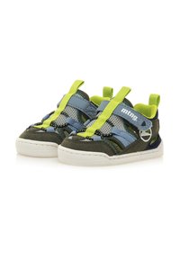 Zapatos infantiles verdes y azules con tela de malla, acentos de ante, correas ajustables y suela de goma blanca. Presenta detalles en un verde brillante.