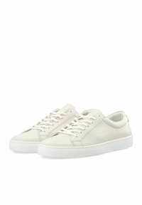 Białe skórzane sneakersy z płaskimi białymi sznurówkami, zaokrąglonym noskiem, kontrastującymi panelami bocznymi i teksturowaną gumową podeszwą. Minimalistyczny design.