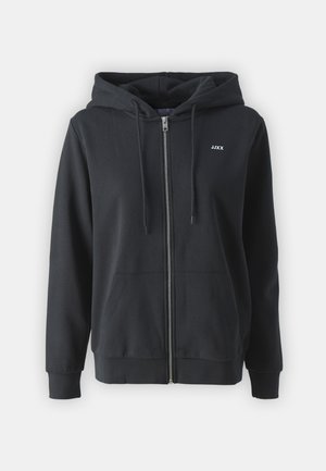 Svart zip-up hettegenser laget av myk stoff, med snøring på hetten, frontlommer og en liten hvit logo på brystet.