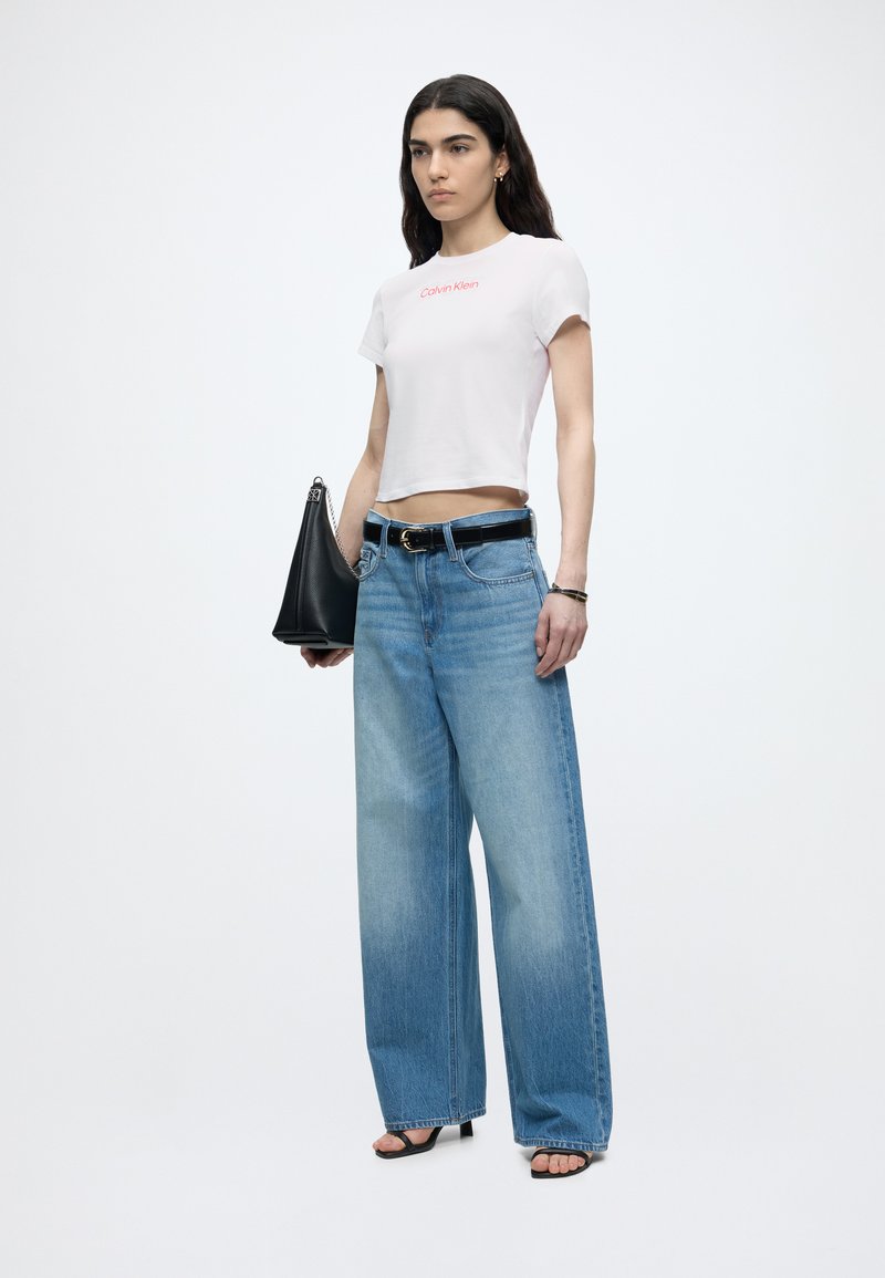 Calvin Klein COMMUTER BABY TEE - Triko s potiskem - classic white
