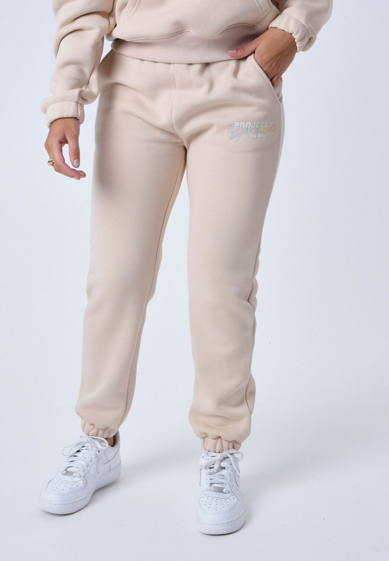 Project Tracksuit Project X Paris BRODÉ - Tracksuit bottoms - beige/sand - Zalando
