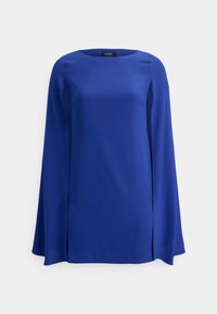 Modra majica z dolgimi rokavi, okrolim izrezom in razkošnimi, plašču podobnimi rokavi, izdelana iz gladkega blaga. Ima stranske razpoke za lažje gibanje.