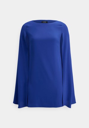 Top azul de manga comprida com decote redondo e mangas largas tipo capa, feito de um tecido suave. Apresenta fendas laterais para facilitar o movimento.