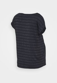 Marinblå blus med kort ärm och metalliska horisontella ränder, med en löst och avslappnat snitt, visad bakifrån.