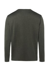 Camicia a maniche lunghe di un verde oliva scuro, realizzata in tessuto morbido con una texture liscia, dotata di un semplice collo a giro e di una linea diritta.